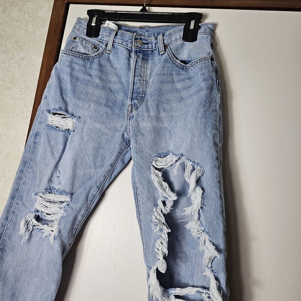 Levi's 501 Women's Size 28 Distressed Light Wash Frayed Raw Hem Cropped 26" - Picture 3 of 8